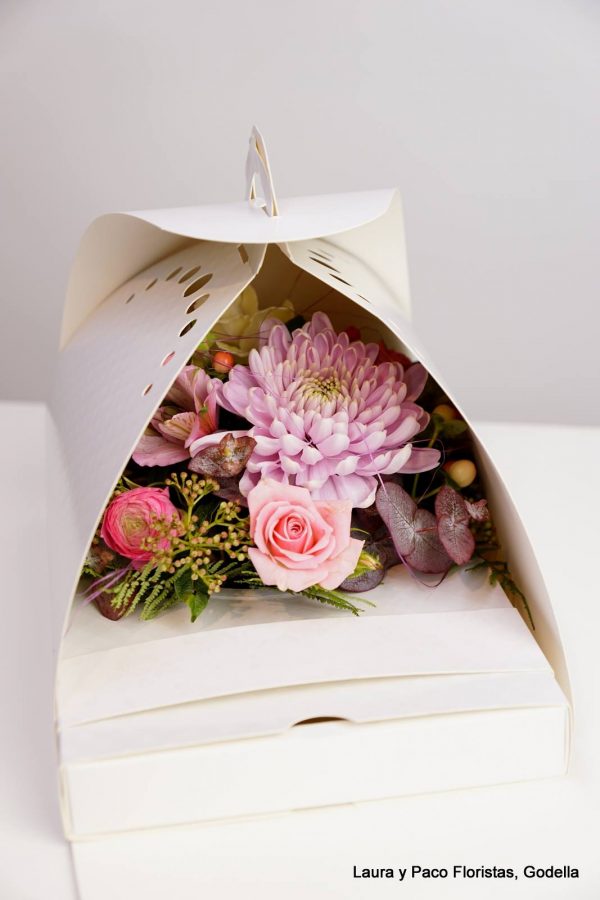 CAJA-PORTAREGALOS-CON-FLORES-TONOS-PASTEL-2