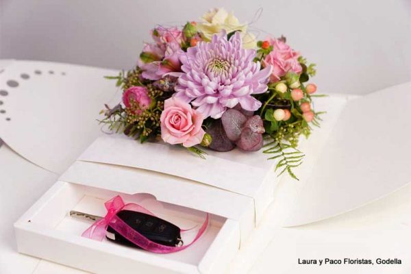 CAJA-PORTAREGALOS-CON-FLORES-TONOS-PASTEL-3