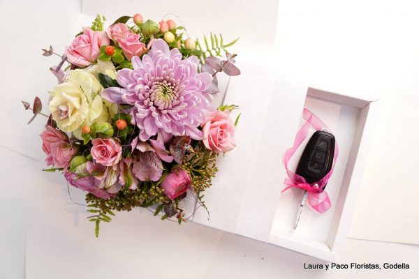 CAJA-PORTAREGALOS-CON-FLORES-TONOS-PASTEL