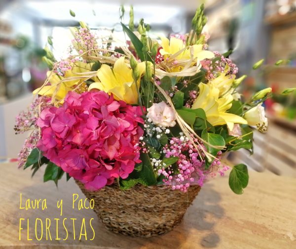 CESTO-CON-FLOR-VARIADA
